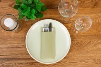 Papierbestecktaschen in Oliv mit Tissue-Serviette in Weiß, 20 cm x 8,5 cm - 100 Stück Papierbestecktaschen in Oliv mit Tissue-Serviette in Weiß, 20 cm x 8,5 cm - 100 Stück